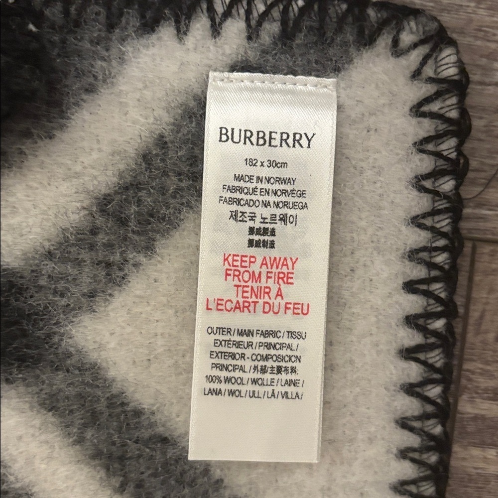 Burberry Check Wool Scarf NWT - Picture 7 of 9